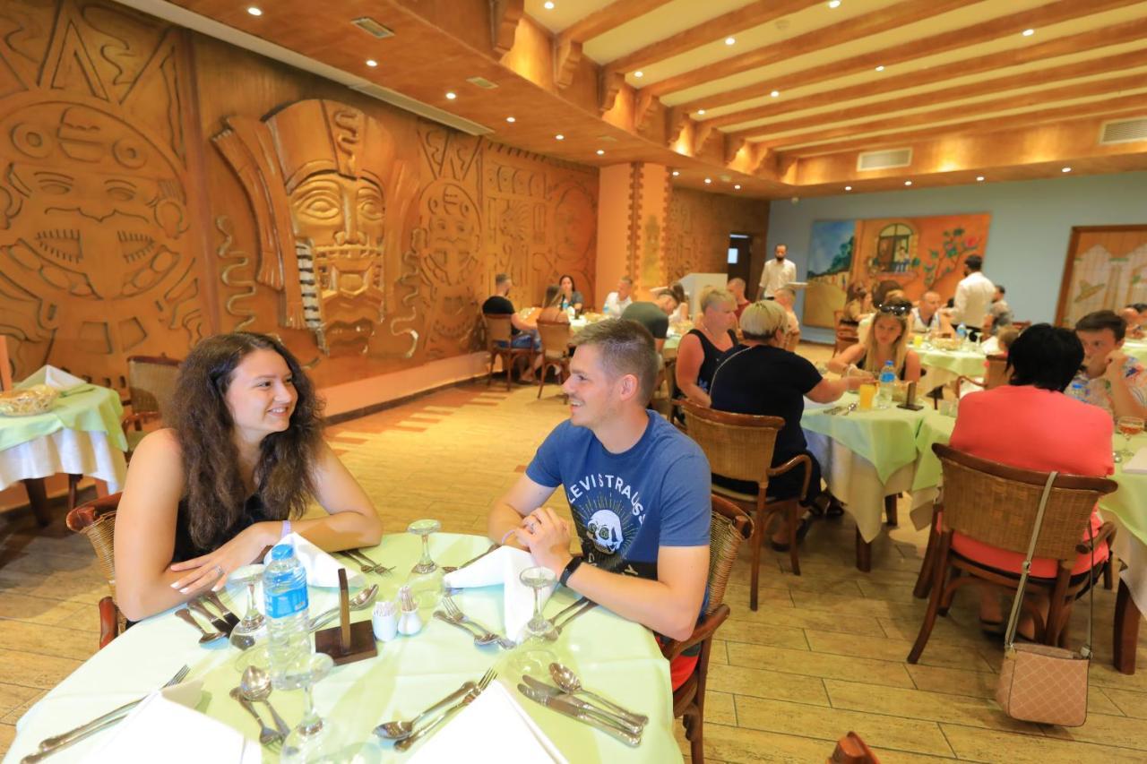 Titanic Palace Families And Couples Only ฮูร์กาดา ภายนอก รูปภาพ The dining room at the hotel