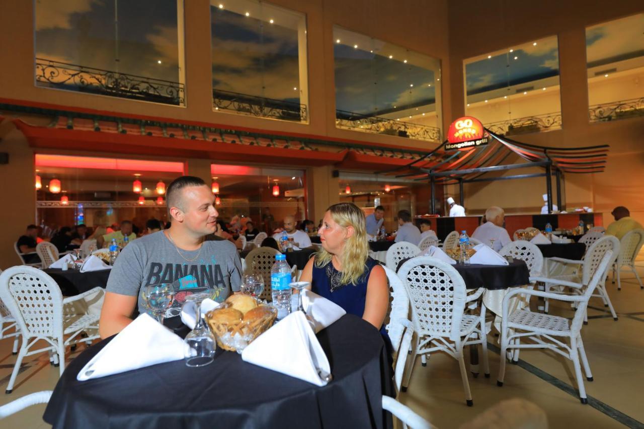 Titanic Palace Families And Couples Only ฮูร์กาดา ภายนอก รูปภาพ The interior of the restaurant