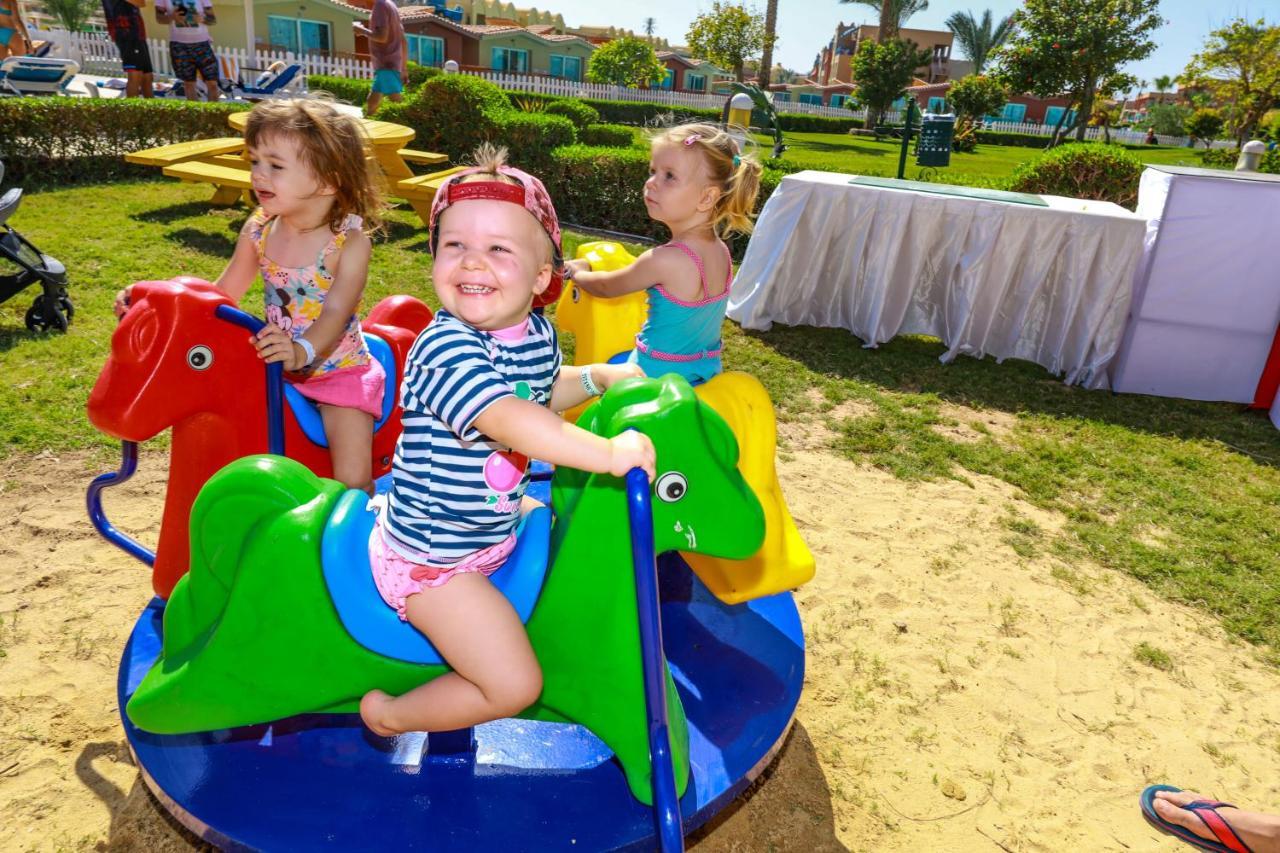 Titanic Palace Families And Couples Only ฮูร์กาดา ภายนอก รูปภาพ Children playing on a carousel