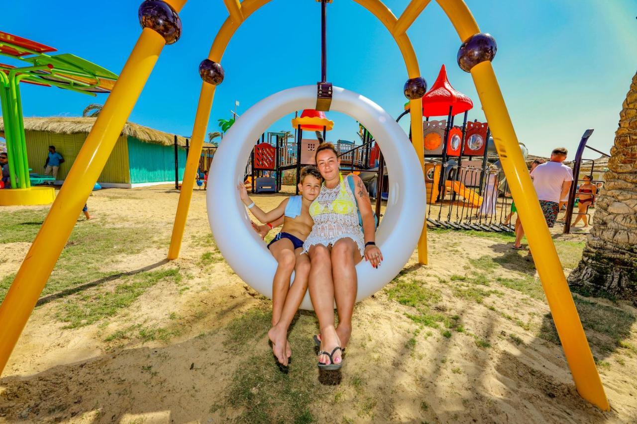 Titanic Palace Families And Couples Only ฮูร์กาดา ภายนอก รูปภาพ Playground in the park