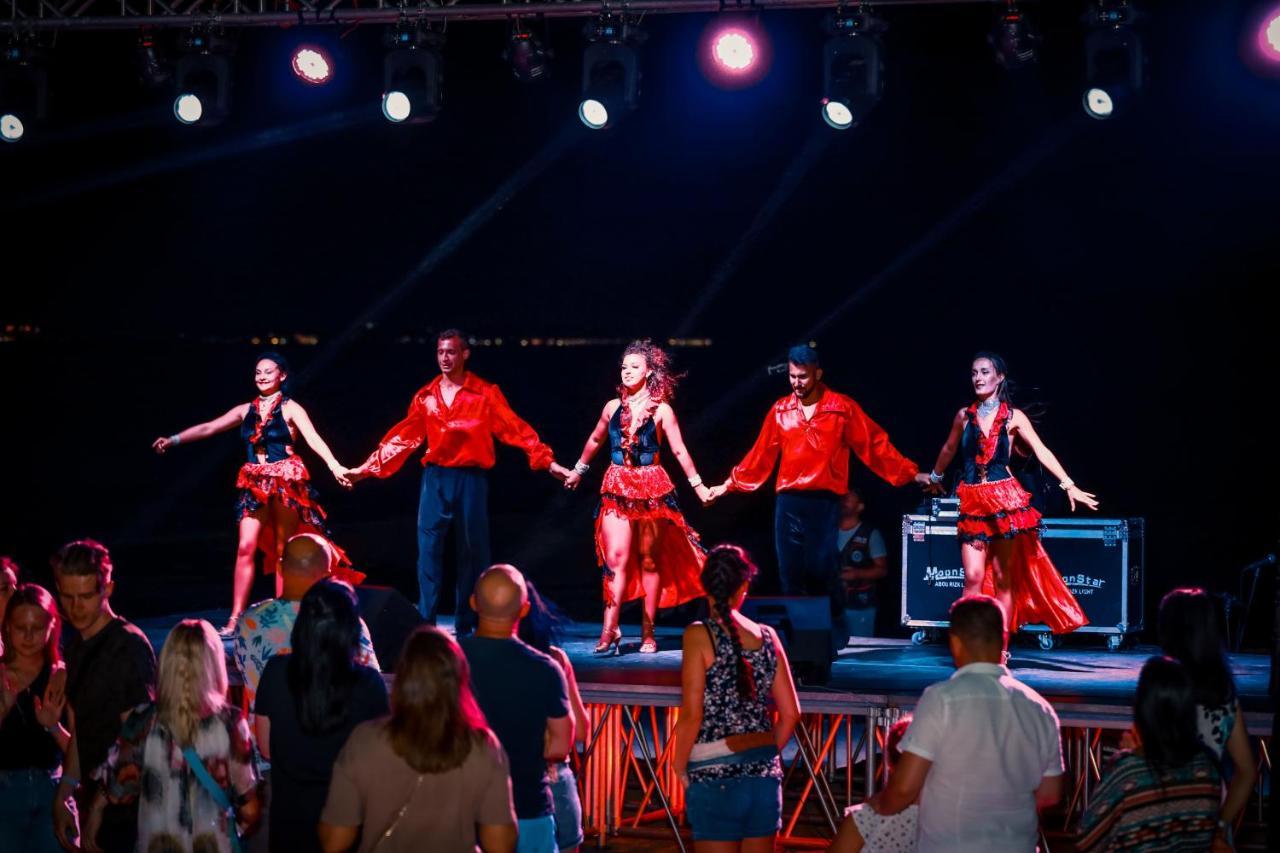 Titanic Palace Families And Couples Only ฮูร์กาดา ภายนอก รูปภาพ The band performing in 2019