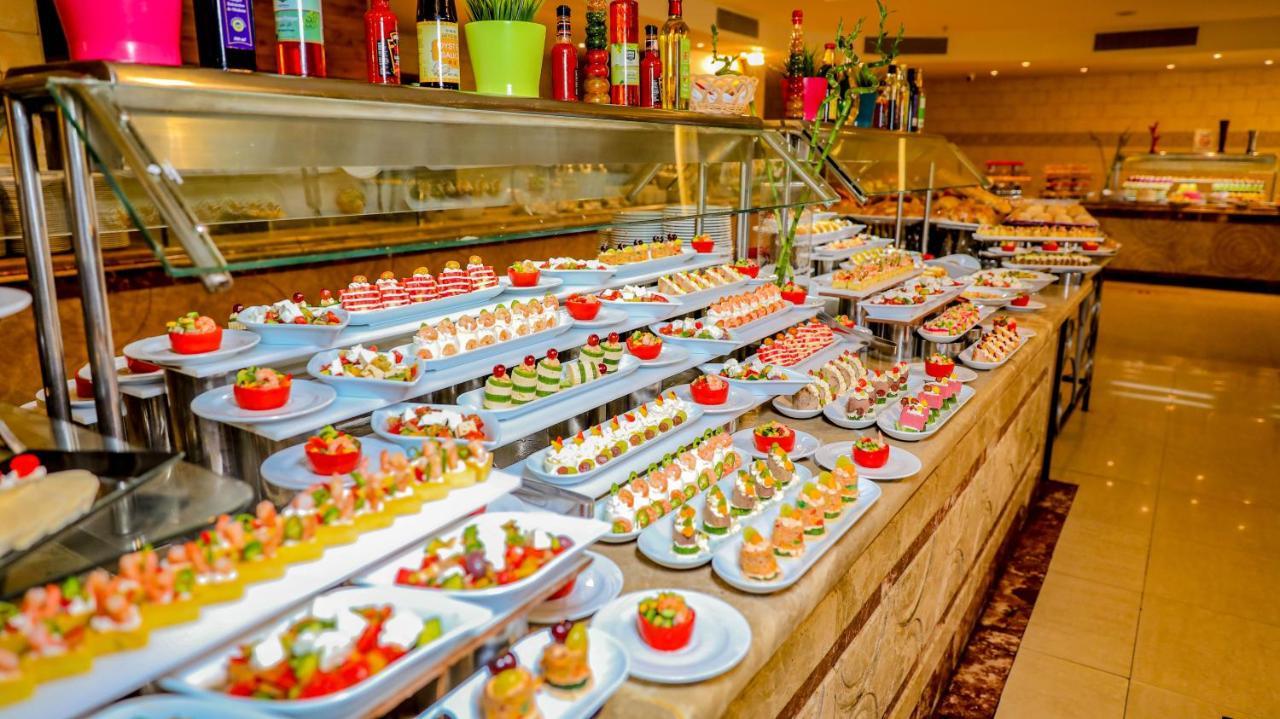 Titanic Palace Families And Couples Only ฮูร์กาดา ภายนอก รูปภาพ A buffet at a hotel