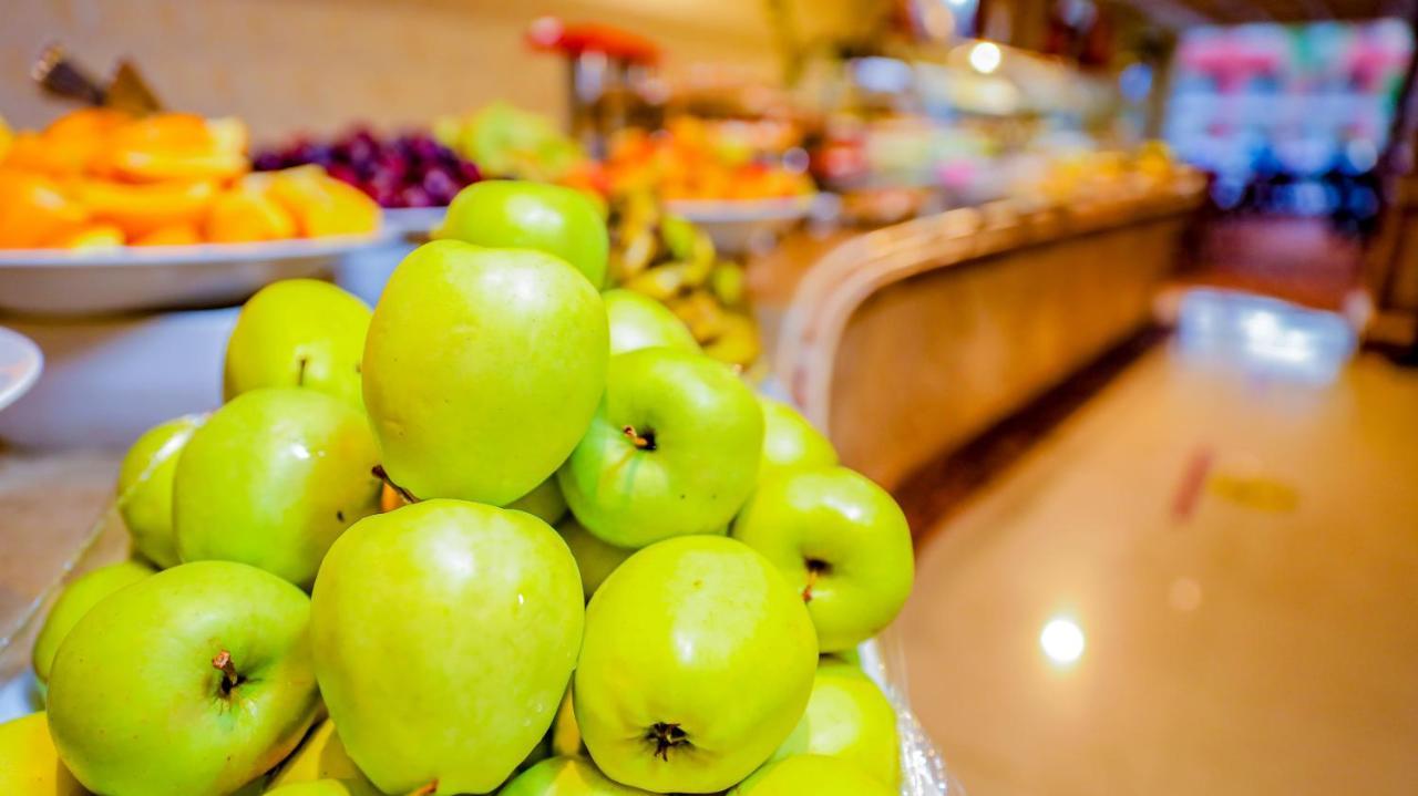 Titanic Palace Families And Couples Only ฮูร์กาดา ภายนอก รูปภาพ Granny Smith apples