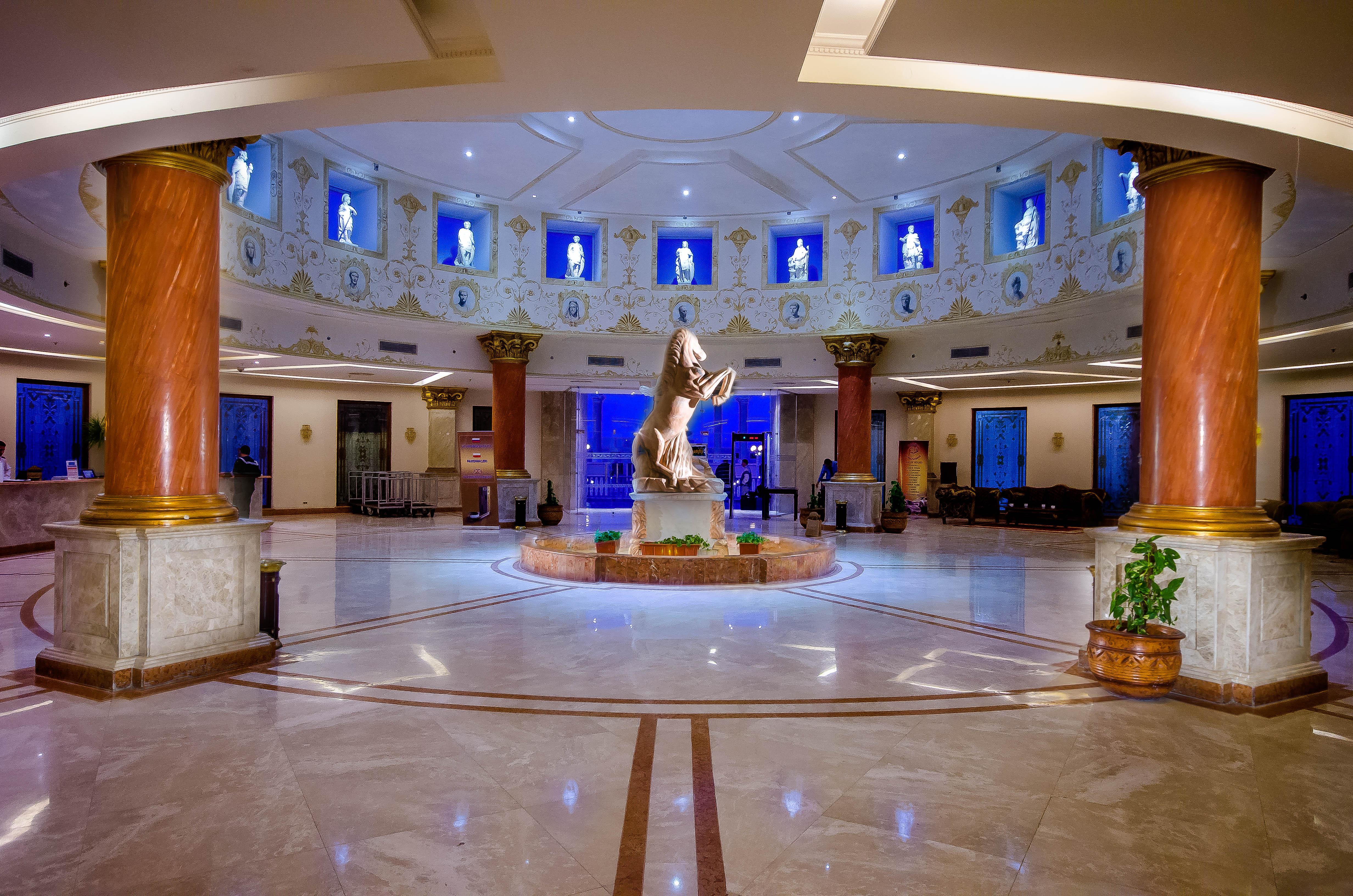 Titanic Palace Families And Couples Only ฮูร์กาดา ภายนอก รูปภาพ Lobby of the hotel